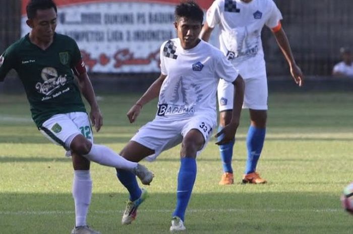 Kapten Persebaya, Rendy Irawan (kiri) dikawal bek PS Badung, I Nengah Sulendra dalam laga uji coba di Stadion Samudera, Kuta, Sabtu (10/6/2017).