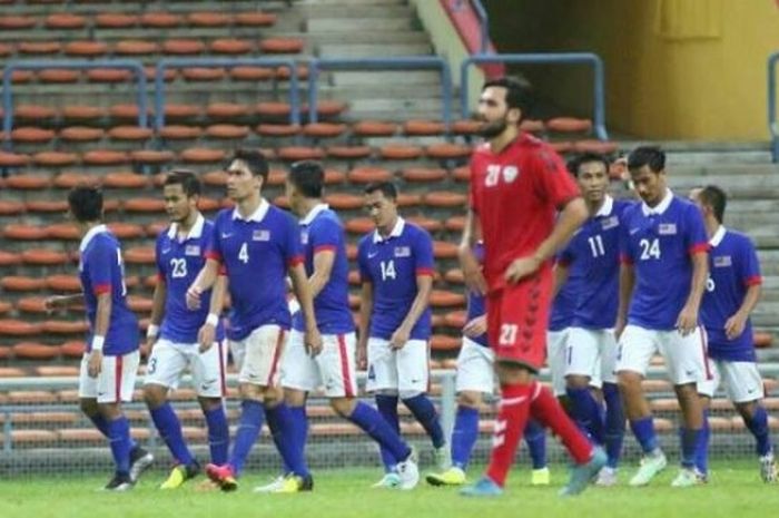 Pemain timnas Malaysia (kaus biru) bersama-sama merayakan gol penyama timnya ke gawang Afghanistan pada laga di Stadion Shah Alam, Selasa (11/10/2016) malam. 
