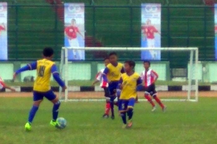 Suasana pertandingan Danone Nations Cup 2018 tingkat Jawa Barat yang dihelat di Stadion Siliwangi, Bandung, Sabtu (10/2/2018).