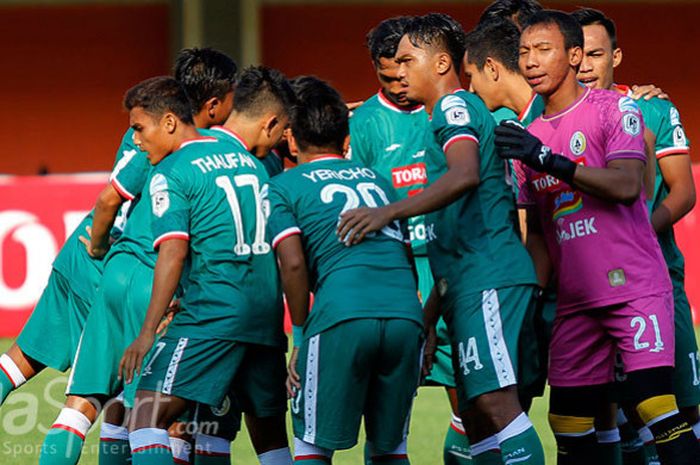      Pemain PSS Sleman menjelang dimulainya laga melawan Madura FC pada partai Liga 2 2018 di Stadion Maguwoharjo, Sleman, Rabu (2/5/2018).        