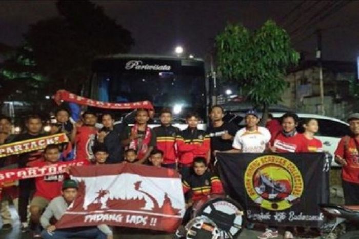 Salah satu ordo suporter Semen Padang FC, Spartacks saat memberikan dukungan bagi Kabau Sirah pada d