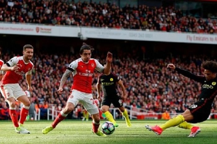 Pemain Manchester City, Leroy Sane (kanan), mencoba melepas tembakan ke gawang Arsenal pada pertandingan Premier League di Stadion Emirates, Minggu (2/4/2017). 