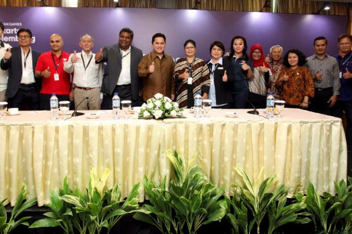 Ketua Inasgoc Erick Thohir (tengah) berfoto bersama Member of OCA Media Committee Tony Mariadass dan para anggota Inasgoc pada pembukaan Asian Games Media Forum di Jakarta-Palembang, 27-28 November 2017.