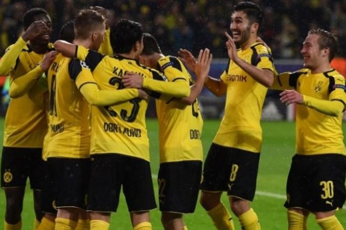 Para pemain Borussia Dortmund merayakan gol yang dicetak Marco Reus ke gawang Legia Warszawa dalam partai Liga Champions di BVB Stadion, Dortmund, 22 November 2016.