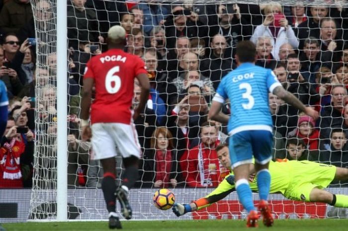 Kiper Bournemouth, Artur Boruc, menepis tendangan penalti penyerang Manchester United, Zlatan Ibrahimovic, dalam laga Premier League di Stadion Old Trafford, Manchester, Inggris, pada 4 Maret 2017.