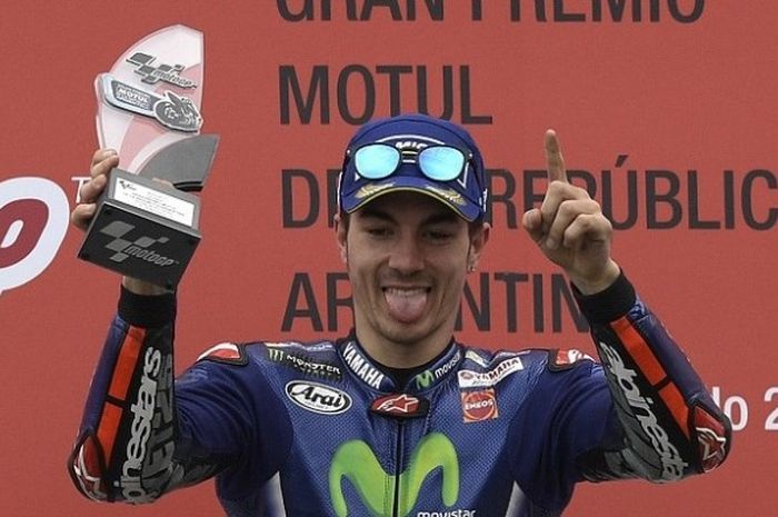 Pebalap Movistar Yamaha, Maverick Vinales, berpose dengan trofi yang didapat setelah menjuarai GP Argentina di Autodromo Termas de Rio Hondo, Minggu (9/4/2017).