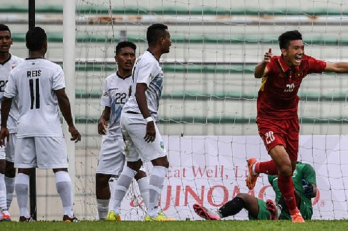 Filipe (pemain Timor Leste paling kanan) tak percaya gawangnya kejebolan oleh pemain timnas Vietnam, Doan Van Hau, pada pertandingan pertama SEA Games, Selasa (15/8/2017). 