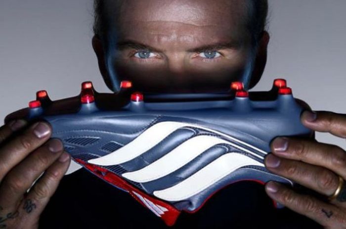 David Beckham dalam pemotretan peluncuran sepatu Adidas Predator Precision