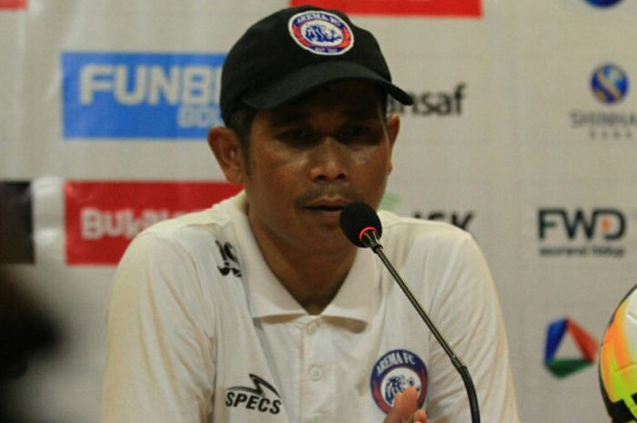Joko Susilo saat melatih Arema FC dan memberikan keterangan usai timnya kalah dari Borneo FC dalam laga pek