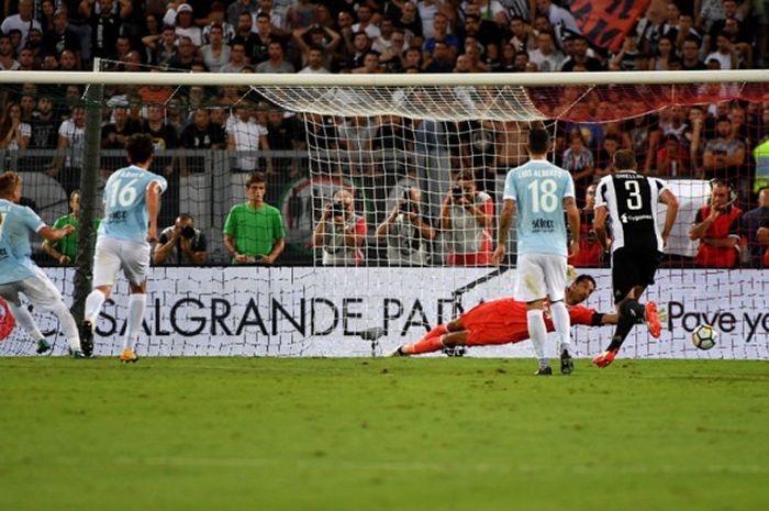 Striker Lazio, Ciro Immobile, mencetak gol ke gawang Juventus dalam laga Piala Super Italia di Stadion Olimpico, Roma, pada 13 Agustus 2017.