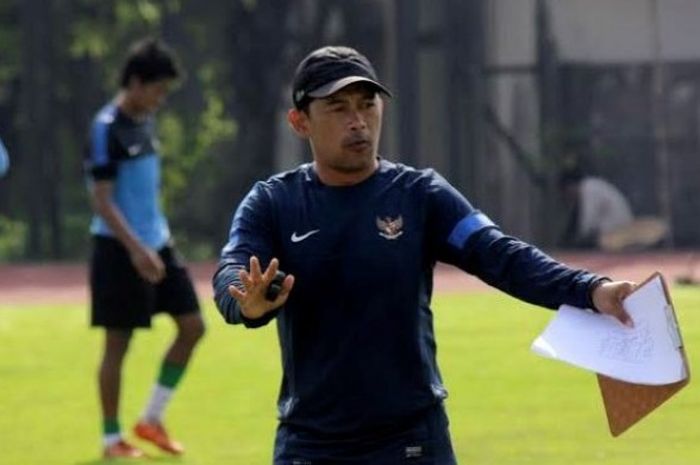 Pelatih Aji Santoso saat menangani timnas U-23 di lapangan UNY, Yogyakarta tahun lalu. 