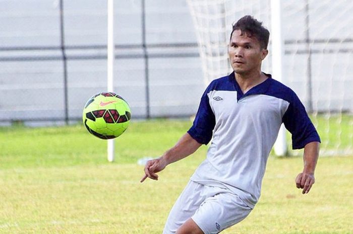 Gelandang PSMS Medan, Donny F. Siregar, saat latihan bersama tim lokal di Stadion Teladan beberapa waktu lalu.