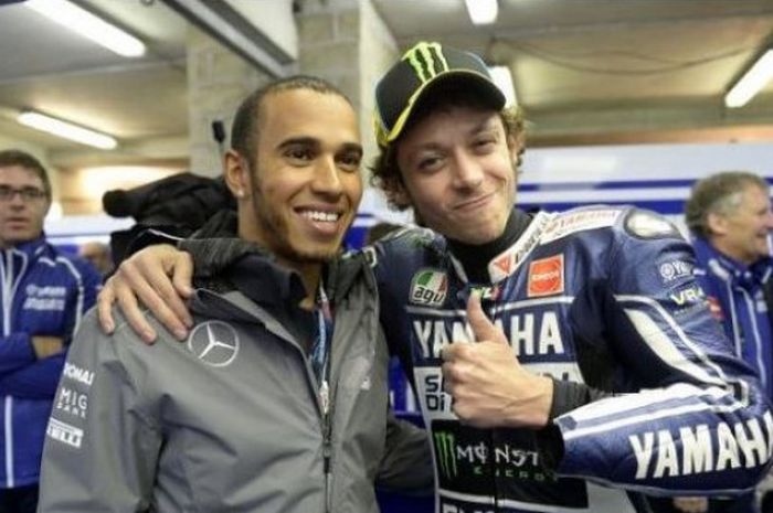 Lewis Hamilton (kiri) dan Valentino Rossi (kanan). 