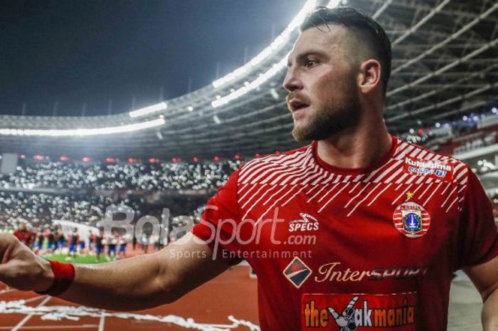 Striker Persija Jakarta, Marko Simic, berkeliling lapangan Stadion Utama GBK setelah laga final kontra Bali United pada Sabtu (17/2/2018).