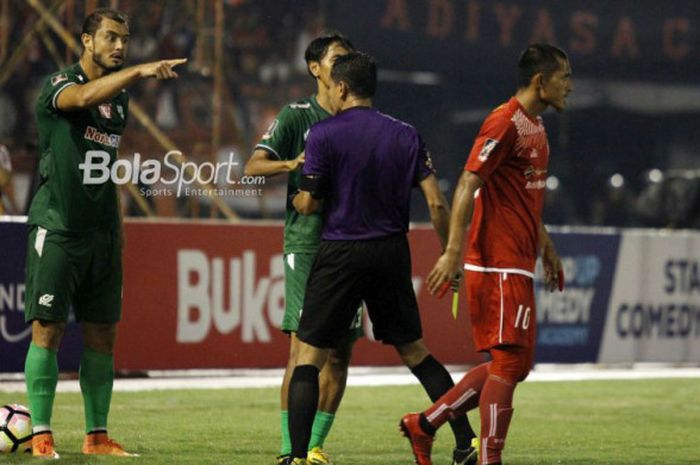 Bek PSMS Medan, Reinaldo Lobo, bersitegang dengan penyerang Persija, Rudi Widodo, pada laga leg I semifinal Piala Presiden 2018 di Stadion Manahan, Solo, Sabtu (10/2/2018).