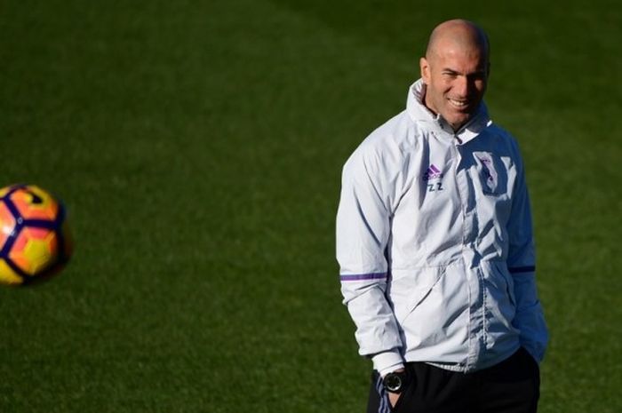 Pelatih Real Madrid, Zinedine Zidane, mendampingi anak-anak asuhnya menjalani sesi latihan di Valdebebas Sport City, Madrid, Spanyol, 14 Januari 2017.