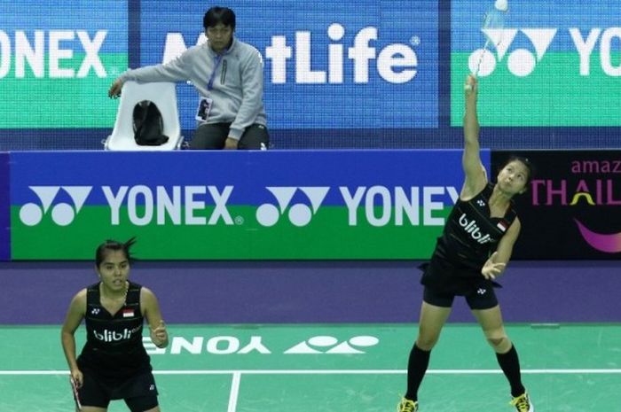 Pasangan ganda putri Indonesia, Nitya Krishinda Maheswari (kiri)/Greysia Polii, mengembalikan kok dari pasangan Taiwan, Chiang Mei Hui/Hsu Ya Ching, pada babak kedua Prancis Terbuka di Stade Pierre de Coubertin, Paris, Kamis (27/10/2016).