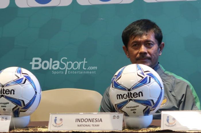 Pelatih timnas U-19 Indonesia, Indra Sjafri, dalam sesi konferensi pers jelang Piala AFF U-19 di Surabaya, Sabtu (30/6/2018).