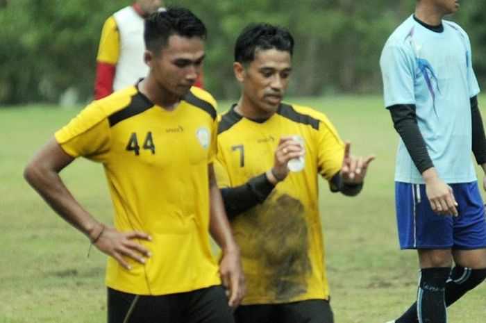 Bel senior Arema FC, Beni Wahyudi (kanan) coba memberi masukan kepada juniornya, Bagas Adi Nugroho, usai sesi latihan di Lapangan Arhanud, Kabupaten Malang, pada 9 Februari 2017.