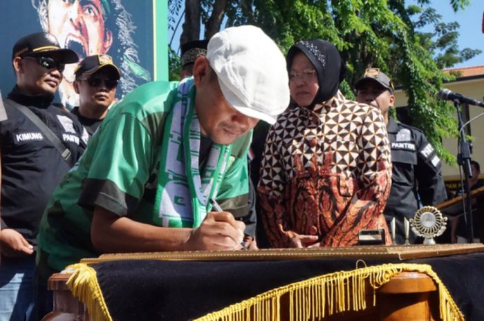 Perwakilan Bonek didampingi Walikota Surabaya, Tri Rismaharini tanda tangan deklarasi damai dengan PSHT 