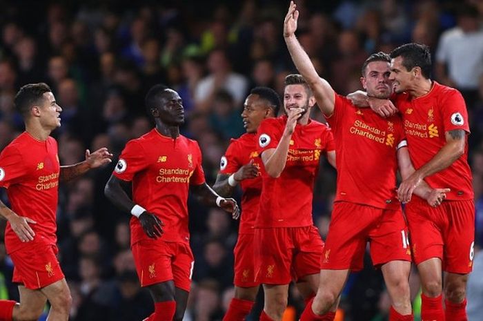 Selebrasi gelandang Liverpool, Jordan Henderson (ke-2 dari kanan), usai mencetak gol indah ke gawang Chelsea dalam pertandingan Premier League 2016-2017 di Stadion Stamford Bridge, London, Inggris, pada Jumat (16/9/2016).