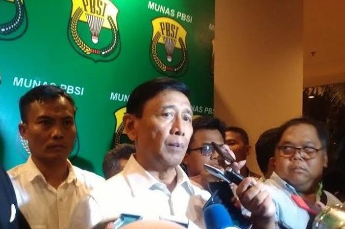 Ketua Umum baru PBSI, Wiranto (tengah) didampingi Gita Wirjawan (kiri) memberikan keterangan ke media di Hotel Bumi, Surabaya, Senin (31/10/2016) malam. 