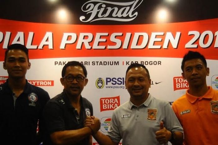 Pelatih Arema, Aji Santoso dan arsitek PBFC II, Ricky Neslon berjabat tangan selepas jumpa pers final Piala Presiden 2017 di Hotel Olympic Renotel, Sentul, Sabtu (11/3/2017).