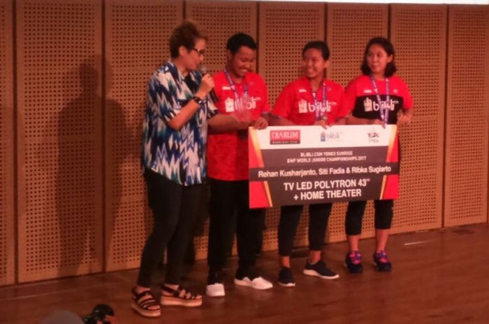 Dari kiri ke kanan, Yuni Kartika, Rehan Naufal Kusharjanto, Siti Fadia, dan Ribka Sugiarto menerima secara simbolis penghargaan sebagai runner-up Kejuaraan Dunia Junior 2017 di Galeri Indonesia Kaya, Jakarta, Kamis (2/11/2017).