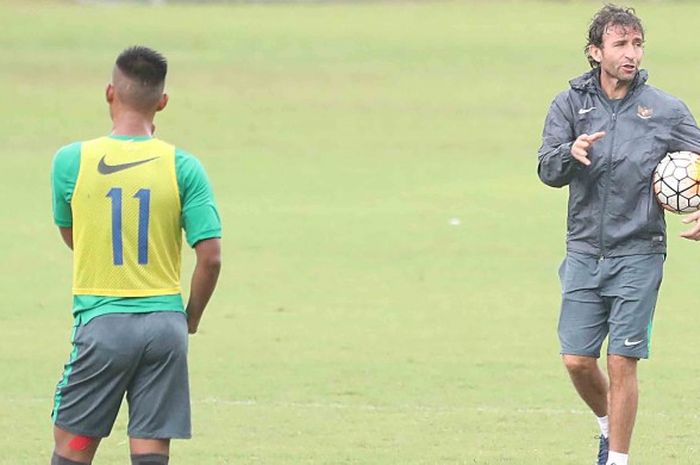 Pelatih Indonesia U-22, Luis Milla, saat tengah memberikan instruksi pada para pemain seleksi tahap pertama di Lapangan Sekolah Pelita Harapan (SPH), Karawaci, Tangerang, Rabu (22/2/2017).
