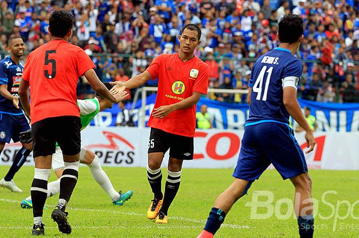 Bek Barito Putera, Dandi Maulana (tengah), saat tampil melawan Arema FC dalam laga uji coba di Stadion Gajayana Malang, Jawa Timur, Minggu (14/01/2018) sore.