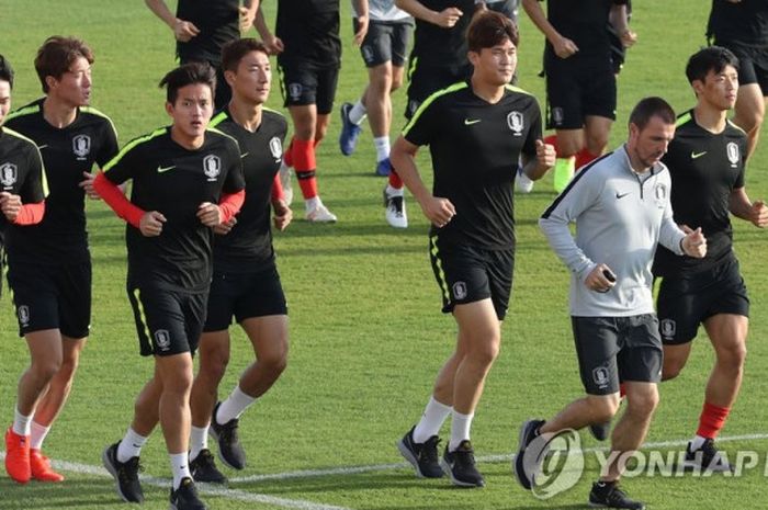 Para pemain timnas Korea Selatan melakukan sesi latihan.