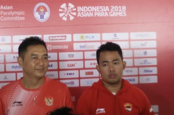 Pasangan ganda putra Indonesia, Hafizh Briliansyah Prawiranegara (kanan)/Hary Susanto menjawab pertanyaan media setelah menjalani babak perempat final beregu putra para bulu tangkis pada Asian Para Games 2018 di Istora Senayan, Jakarta, Sabtu (6/10/2018).