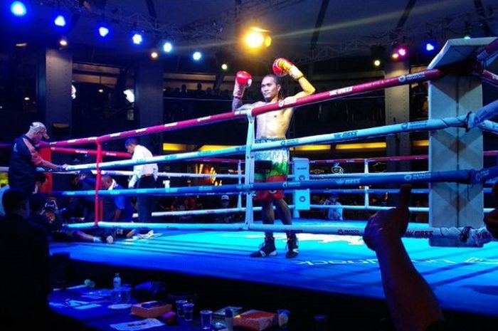 Petinju asal Ambon, Stevie Ongen Ferdinandus, berpose seusai memukul jatuh lawannya, Filipus Rangga, pada laga Mahkota Boxing Superseries, di Cilandak Town Square, Jakarta, Sabtu (10/3/2018).