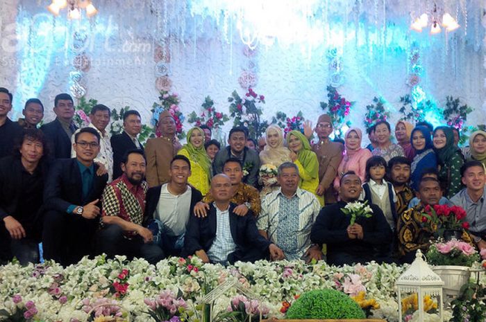 Pemain, ofisial, dan tim pelatih Persib berfoto bersama saat acara resepsi pernikahan Muhammad Natshir dan Irna Maulina di Gedung Grand Kopo Square, Jalan Kopo Sayati, Bandung, Minggu (6/8/2017).