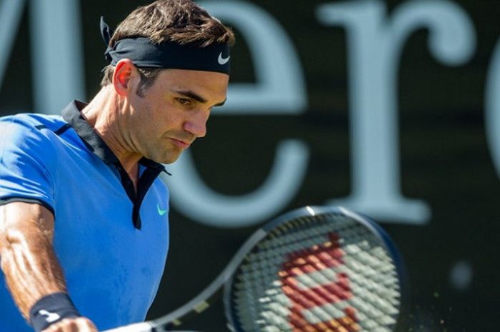 Aksi Roger Federer (Swiss) saat tampil pada babak pertama turnamen Stuttgart Open 2018 yang berlangsung Rabu (13/6/2018).