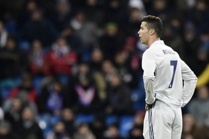 Cristiano Ronaldo meratapi kekalahan Real Madrid dari Celta Vigo pada partai perempat final pertama Copa del Rey di Stadion Santiago Bernabeu, Rabu (18/1/2017).