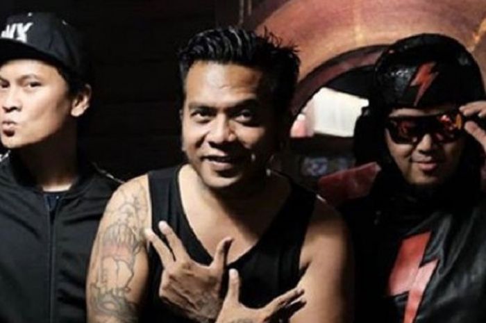 Band Rock asal Yogyakarta, Endank Soekamti, meriahkan laga Persebaya Vs PS Tira di Stadion Gelora Bung Tomo (GBT) Selasa (11/9/2018)