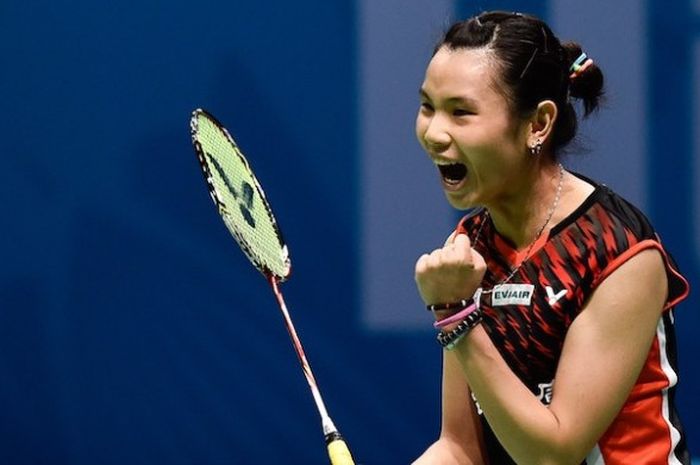 Pebulu tangkis tunggal putri asal Taiwan, Tai Tzu Ying, merayakan kemenangannya atas pebulu tangkis China, Sun Yu, pada babak semifinal BWF Superseries Finals di Hamdan Sports Complex, Dubai, Sabtu (17/12/2016).