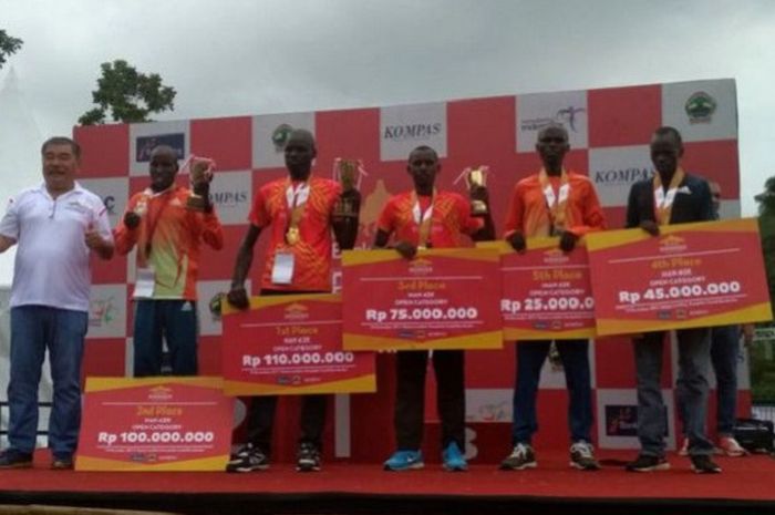 Para pemenang Full Marathon Closed Category pria pada Borobudur Marathon (BJBM) 2017 di Candi Borobudur, Magelang, Sabtu (19/11/2017).
