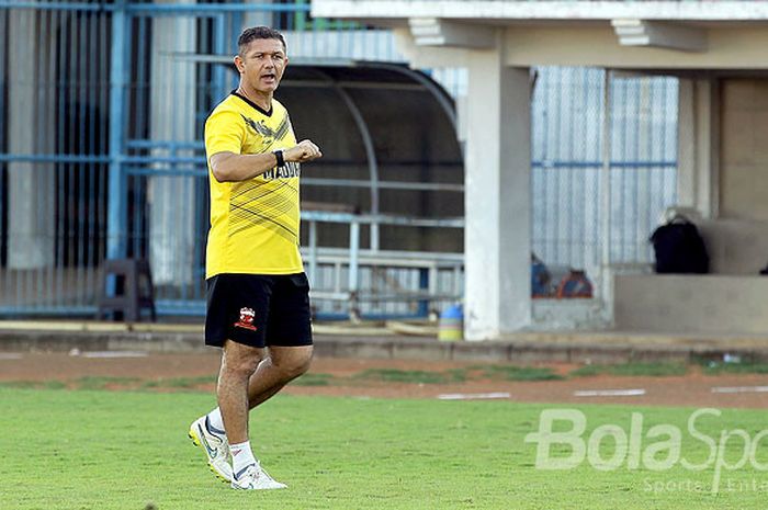 Pelatih Madura United, Gomes de Oliveira, memberikan instruksi dalam sesi latihan rutin di Stadion Gelora Bangkalan, Jawa Timur, Kamis (24/08/2017) sore.