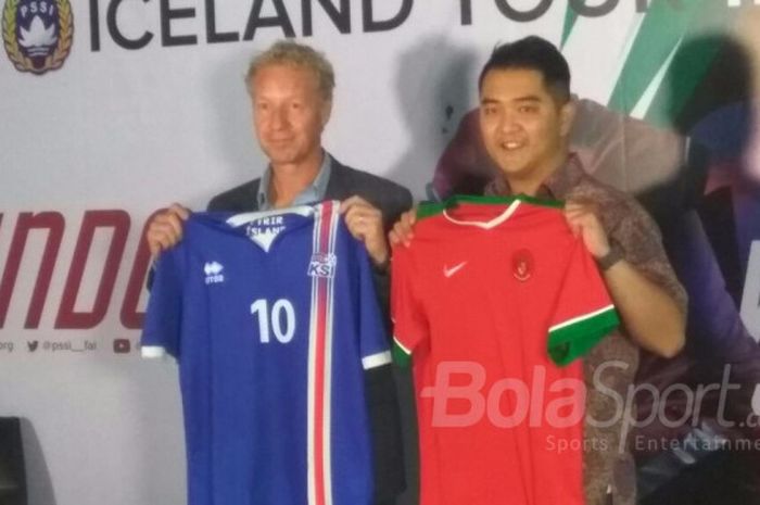 Managing Director MediaPro Asia Lars Heidenreich (kiri) dan Deputi Sekjen Pengembangan Bisnis PSSI Marsal Masita (kanan) berfoto usai konferensi pers di Kantor PSSI, Jakarta, Rabu (6/12/2017).