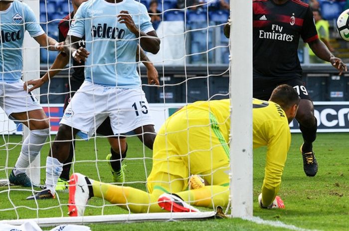 Gianluigi Donnarumma coba mengamankan bola saat AC Milan melawan Lazio pada pertandingan Liga Italia di Stadion Olimpico, Minggu (10/9/2017).