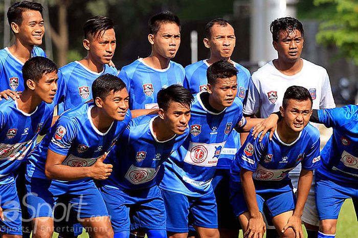 Pemain Semeru FC berfoto menjelang laga uji coba melawan Perseru Serui di Lapangan UMM Malang, Jawa Timur (19/02/2018).