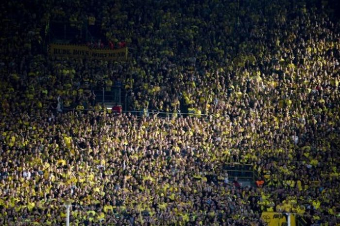 The Yellow Wall, blok suporter Borussia Dortmund, di Stadion Signal Iduna Park. 