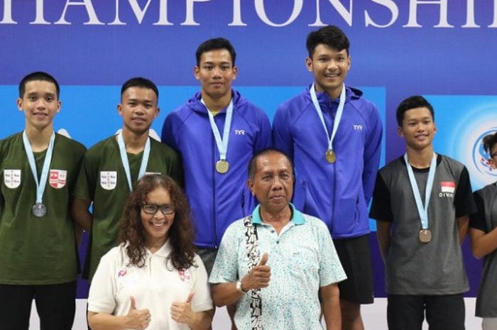 Pemenang nomor Open Synchro Papan 3M Putra, Adityo Restu & Tri Anggoro (DKI Jakarta) berpose pada hari kedua cabang Loncat Indah 2nd Indonesia Open Aquatic Championship 2018, memainkan sejumlah partai final, di Stadion Akuatik GBK, Jumat (7/12/2018).