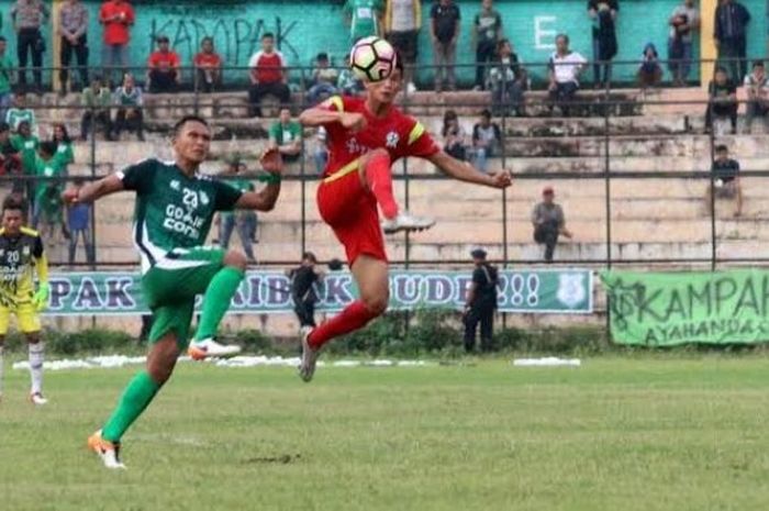 Bek PSMS Medan, Ahmad Budi Hargo (kiri) saat duel dengan pemain PS Timah Babel pada laga Grup 1 Liga 2 di Stadion Teladan, Kota Medan, 21 Mei 2017. 