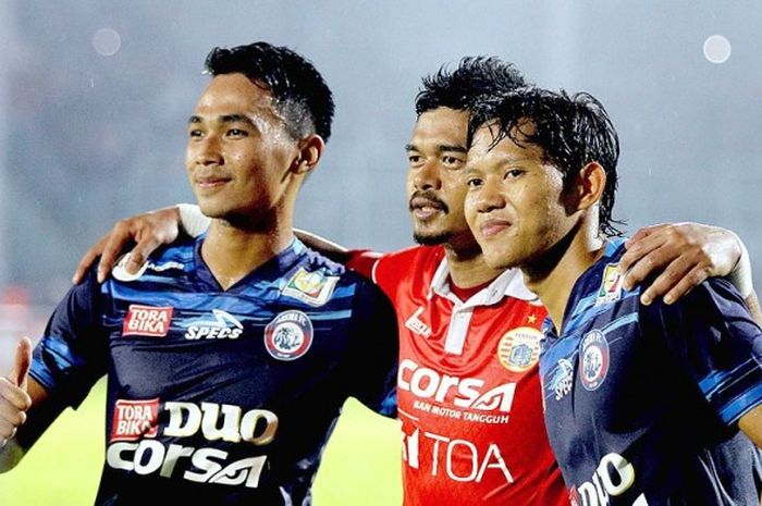 Striker Persija Jakarta, Bambang Pamungkas (tengah), berfoto bersama dua pemain muda Arema FC, Bagas Adi Nugroho (kiri), dan Adam Alis seusai laga lanjutan Piala Presiden 2017 di Stadion Kanjuruhan Malang, Jawa Timur (11/02/2017).