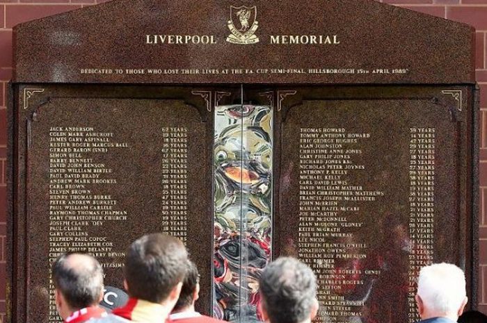 PSG memberi penghormatan untuk tragedi Hillsborough 1989 setelah tiba di Liverpool.