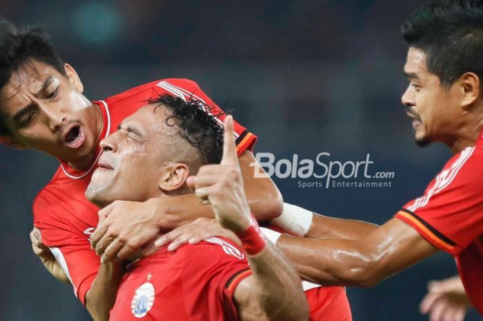 Penyerang Persija, Addison Alves, merayakan gol kontra Song Lam Nghe An bersama Fitra Ridwan (kiri) dan Bambang Pamungkas, pada laga Grup H Piala AFC di Stadion Utama GBK, Rabu (14/3/2018).