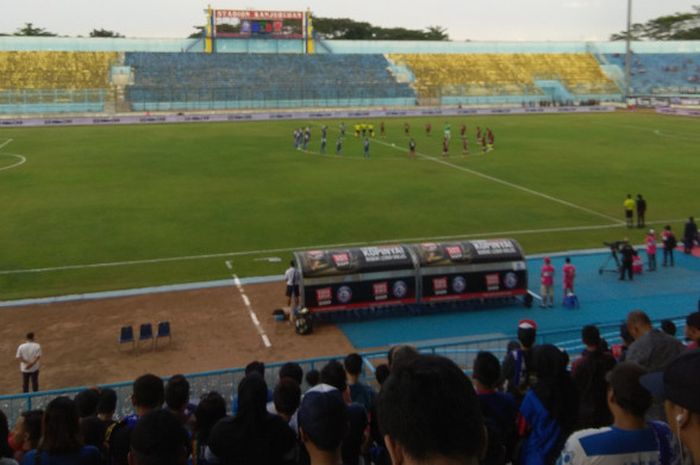 Pemain Arema FC dan PSM Makassar membentuk lingkaran untuk berdoa bersama bagi legenda sepak bola Indonesia Zulkarnain Lubis dan korban bom Surabaya jelang pertandingan di Stadion Kanjuruhan Kabupaten Malang pada Minggu (13/5/2018).